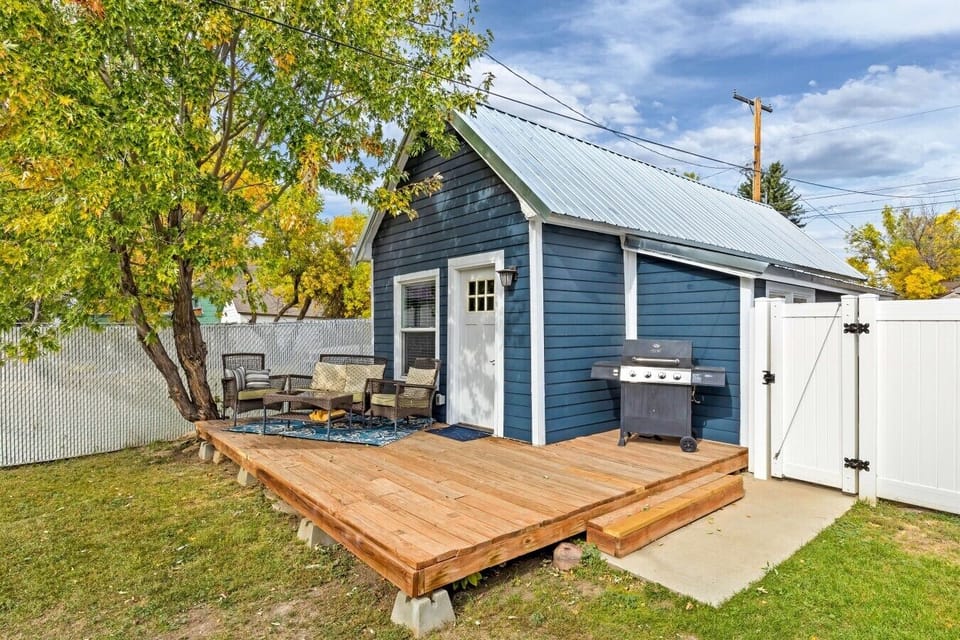 Private cottage retreat with fenced yard and outdoor entertaining space.