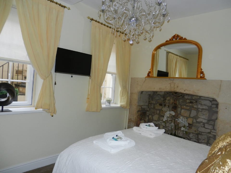 King Room (9) | Hypo-allergenic bedding, individually decorated, individually furnished