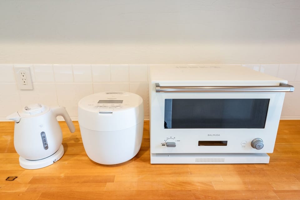 Electric kettle, rice cooker, microwave oven