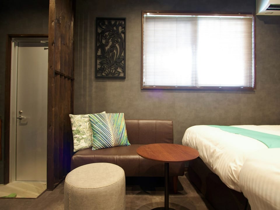 ・[Room] A window that lets in gentle light. This is a room where you can feel Ryukyu modern.