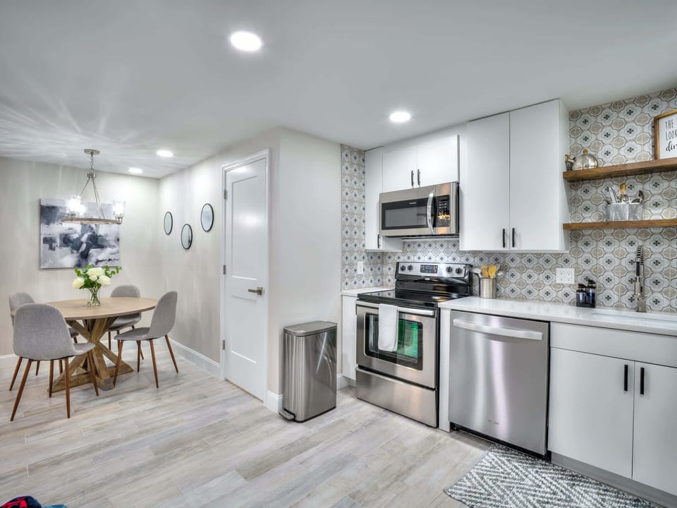 Nearly new kitchen with dining for 4