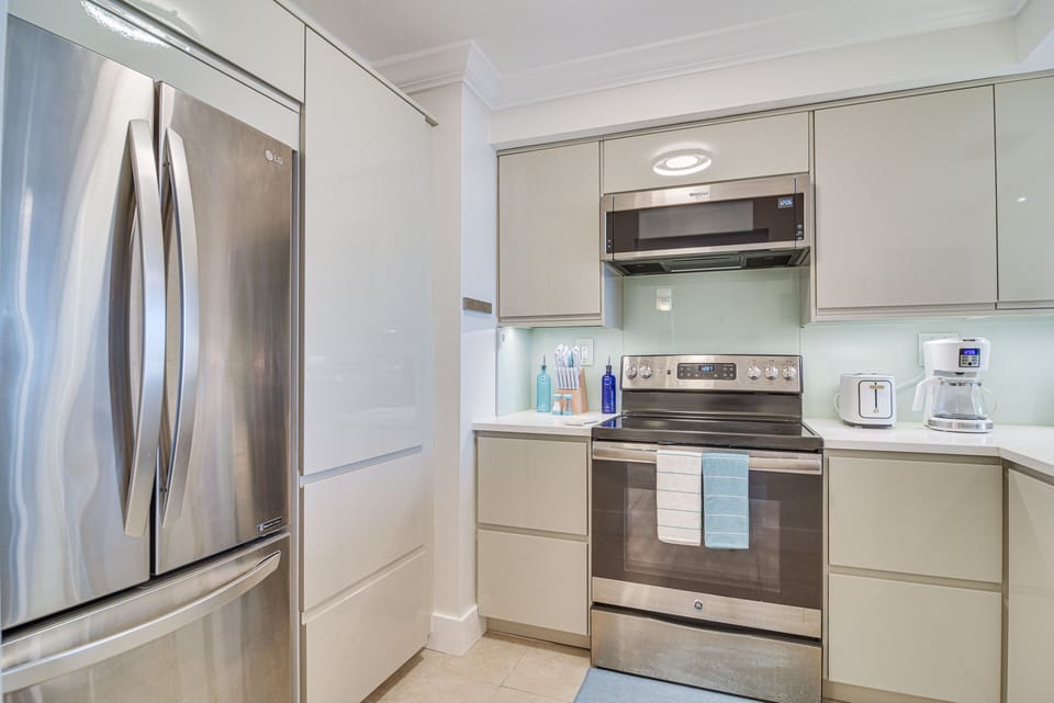 Kitchen | Coffee Maker | Toaster | Cooking Basics | Dishware & Flatware Provided