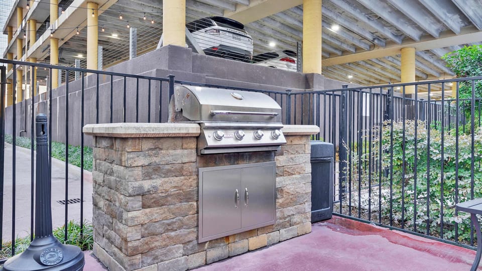BBQ grill area - enjoy outdoor dining with a Downtown Dallas city vibe