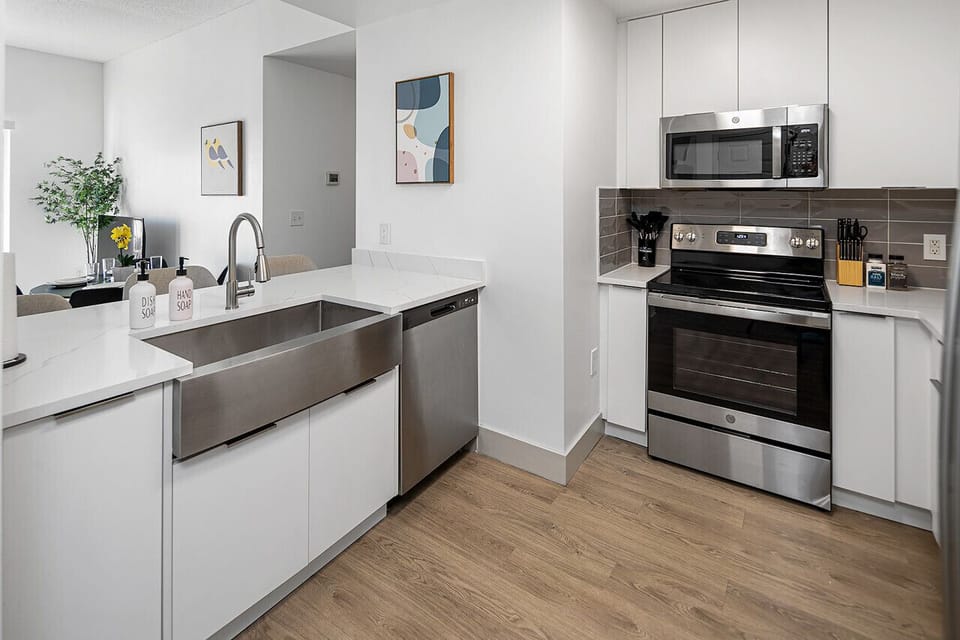 Convenient Full kitchen includes a fridge, microwave, oven, range, electric kettle, coffee maker, toaster, dishwasher & dishes/silverware!