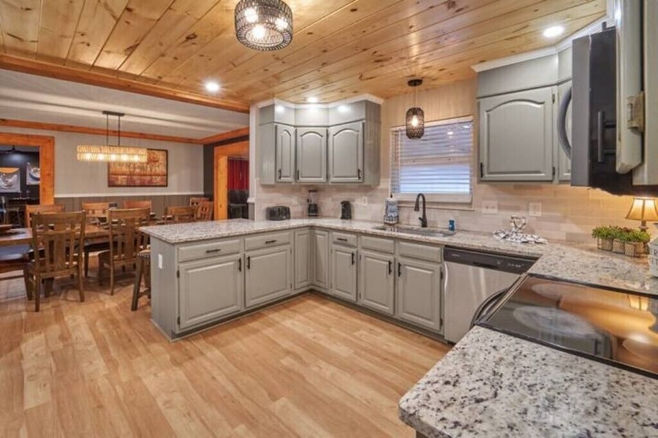 Fully equipped large kitchen with pantry