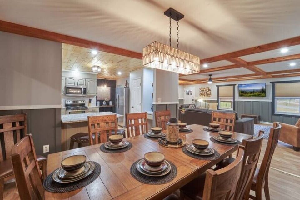 Dining Room - seating for 8 plus 2 more on breakfast bar