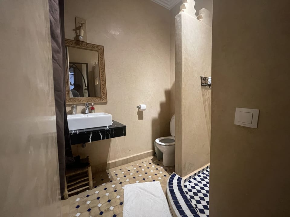 NARJIS | Bathroom | Shower, free toiletries, hair dryer, towels