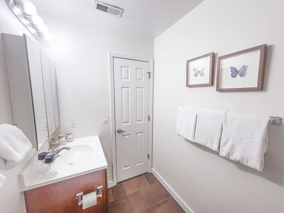 Full bathroom with fresh towels