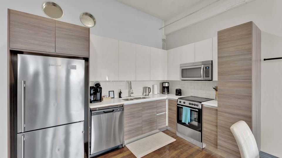 Gourmet Kitchen: Modern design with sleek appliances, perfect for culinary adventures!