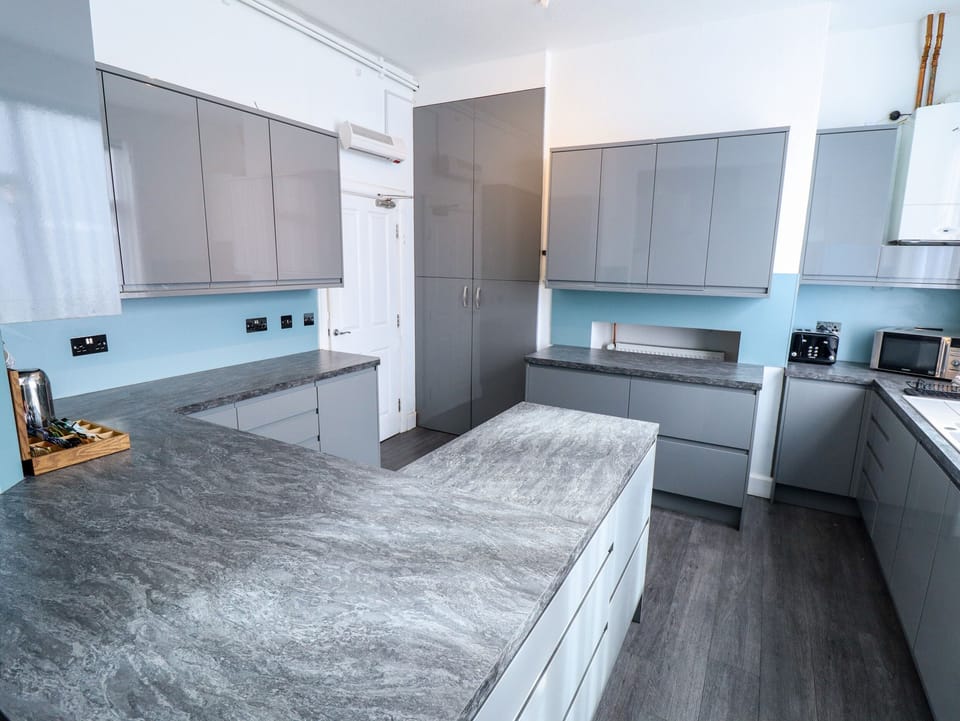 Cottage | Private kitchen | Fridge, dishwasher, electric kettle, toaster