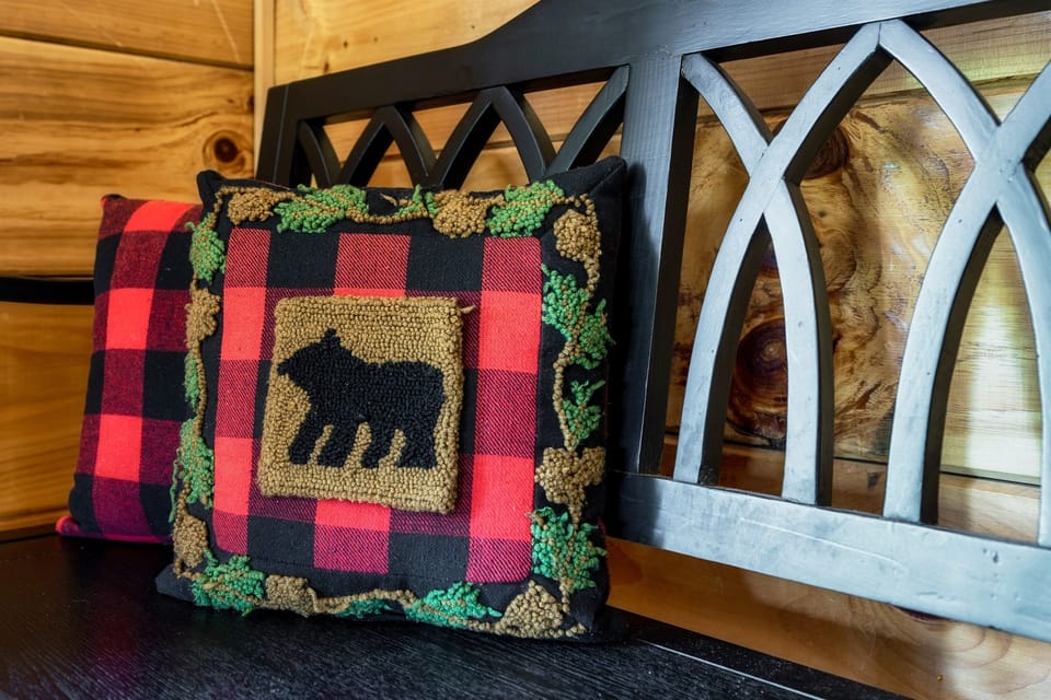 You are sure to have a "beary" great time here at the Honeysuckle Lodge Cabin in The Great Smoky Mountains!