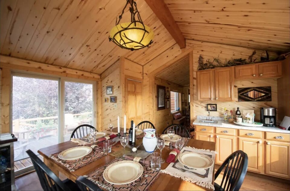 Cabin in Buffalo · ★5.0 · 2 bedrooms · 4 beds · 2 baths (5).png.png