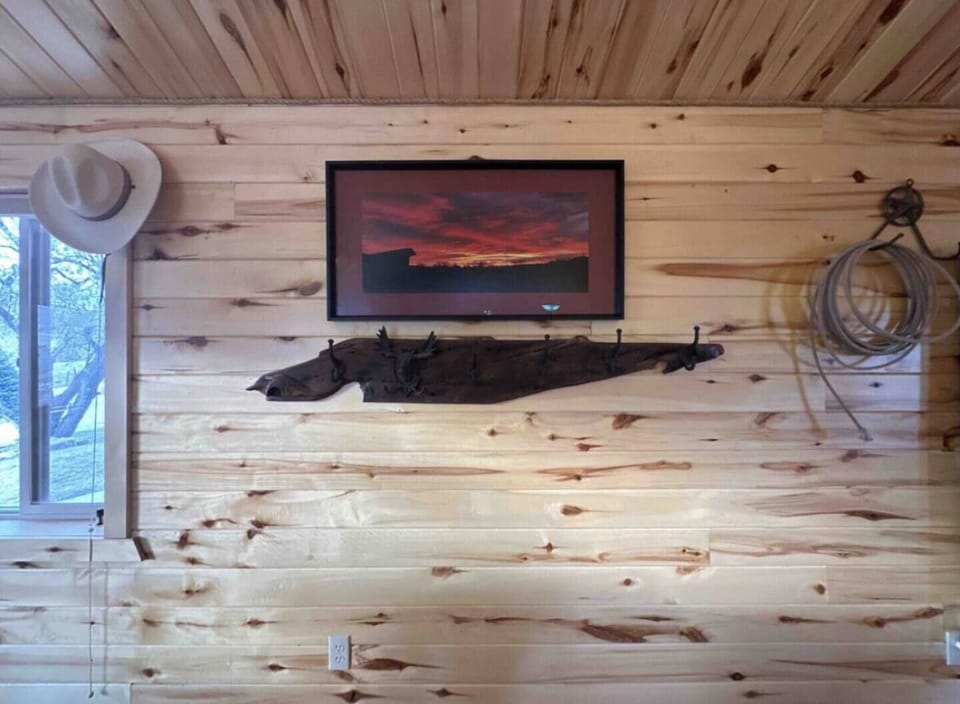Cabin in Buffalo · ★5.0 · 2 bedrooms · 4 beds · 2 baths (30).png.png