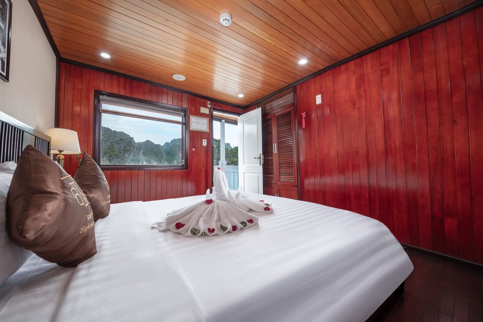 Premium Double Room | Minibar, desk, bed sheets