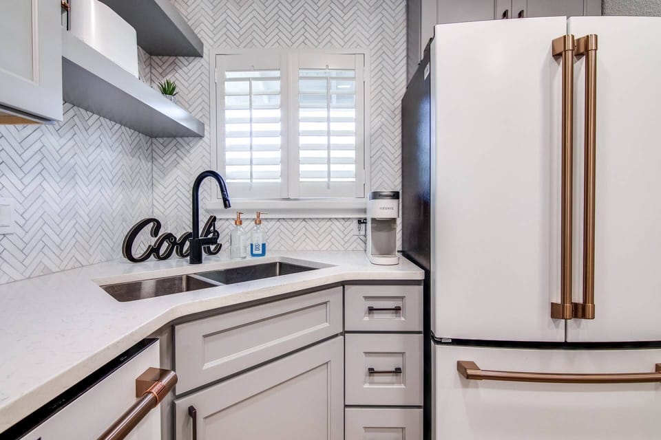 Great kitchen with all the necessities & more for making the perfect meal!