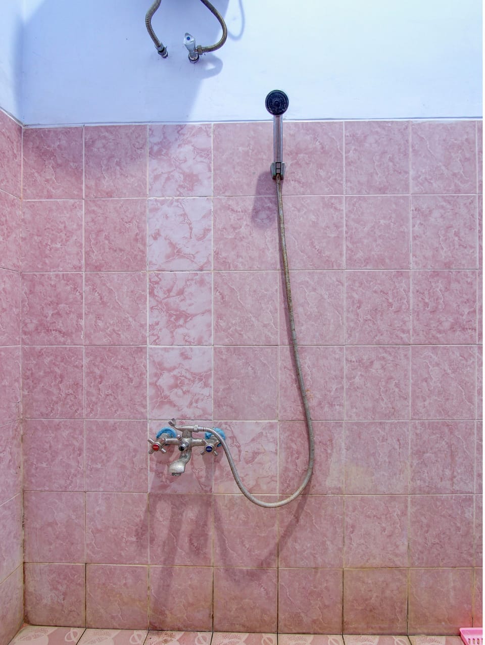 Standard Twin Room | Bathroom | Shower, towels