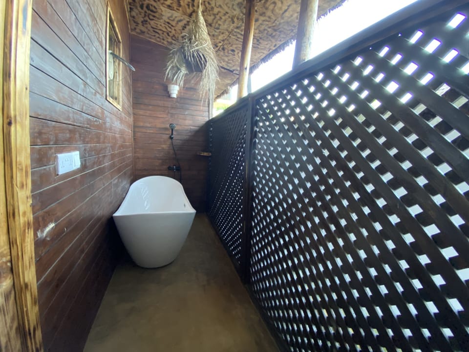 Deluxe Suite with Jacuzzi | Bathroom | Shower, towels, soap, shampoo