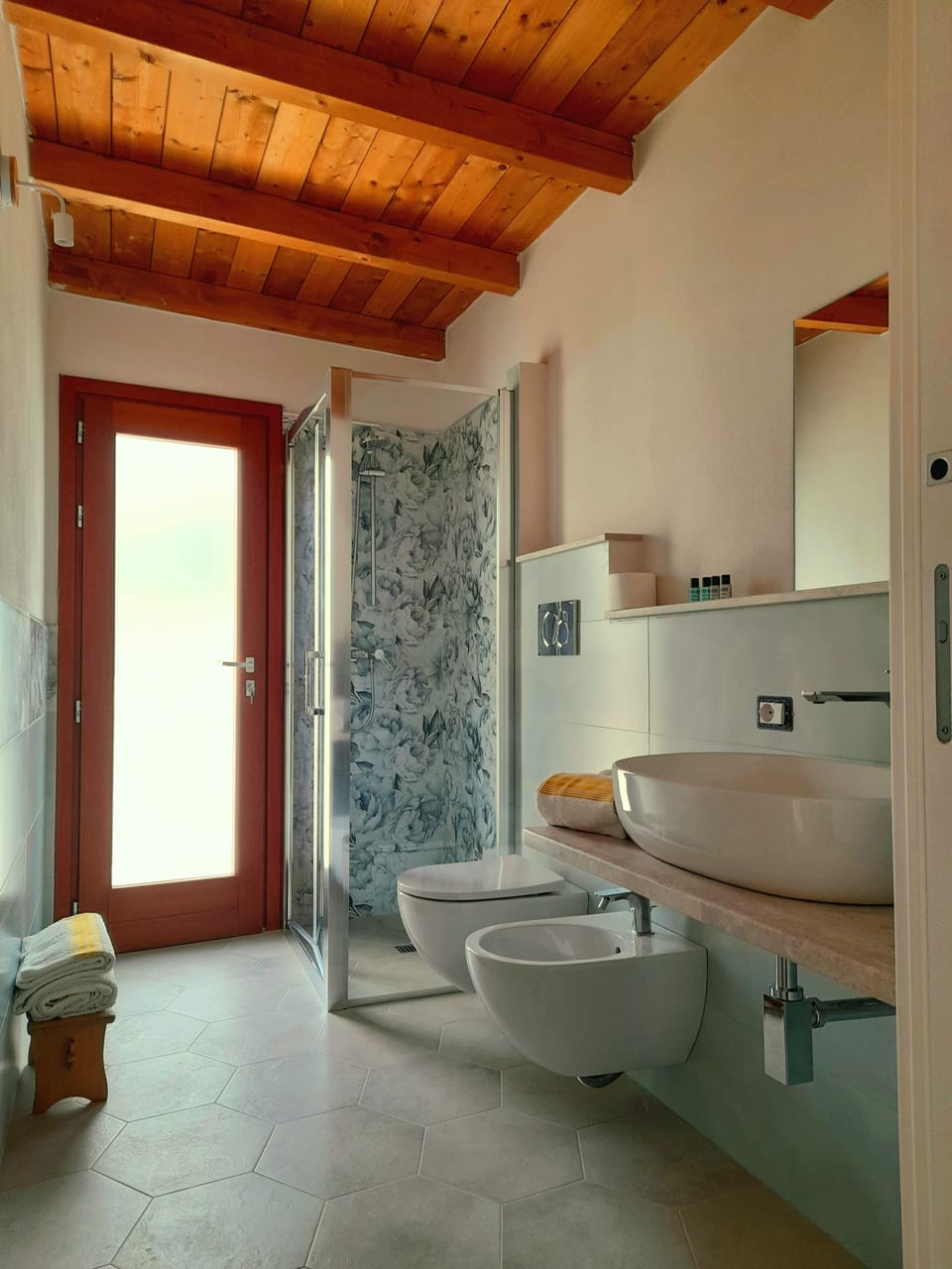 Superior Double Room, Garden View | Bathroom | Shower, rainfall showerhead, free toiletries, hair dryer