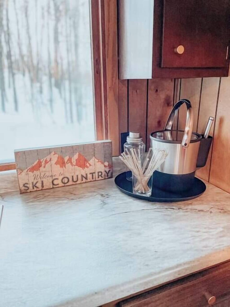 The bartender in your group will be thrilled to utilize the ice bucket and drinker shaker to make your favorite cocktails.