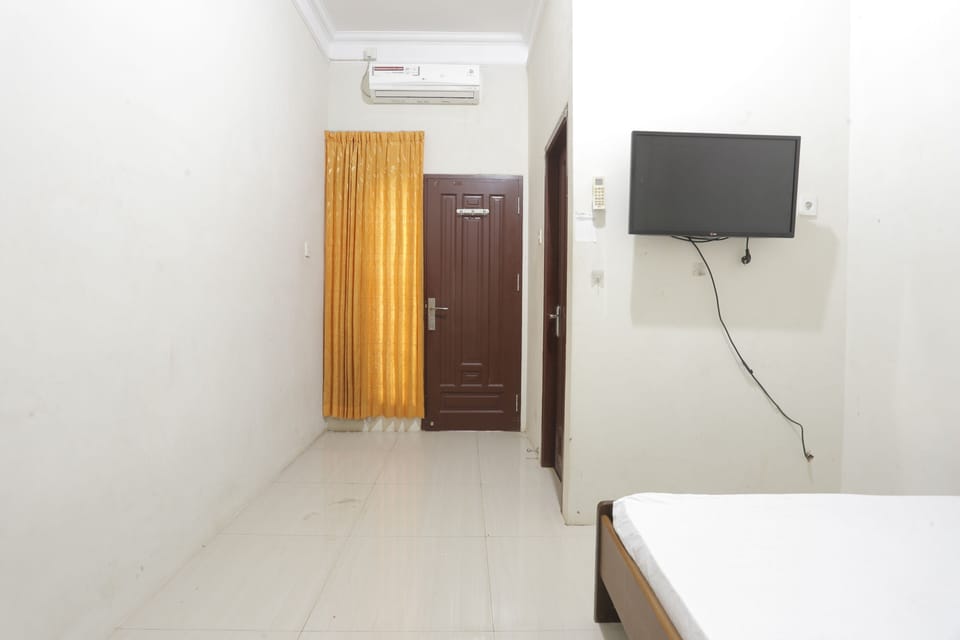 Standard Double Room | Laptop workspace, bed sheets
