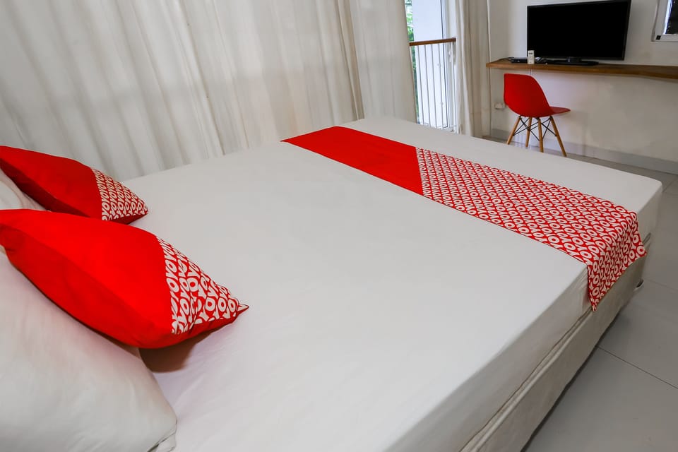 Standard Double Room | Laptop workspace, bed sheets