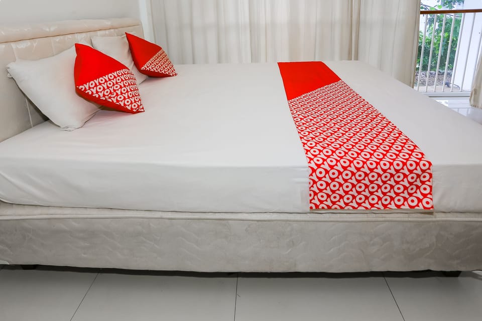 Standard Double Room | Laptop workspace, bed sheets