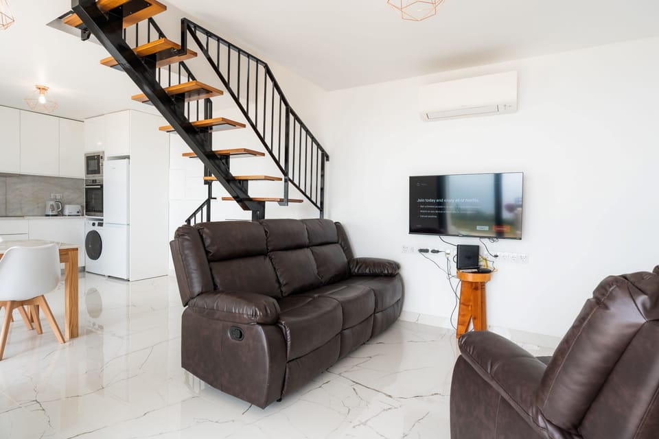 LOUNGE WITH ACCESS TO THE POOL TERRACE OUTSIDE