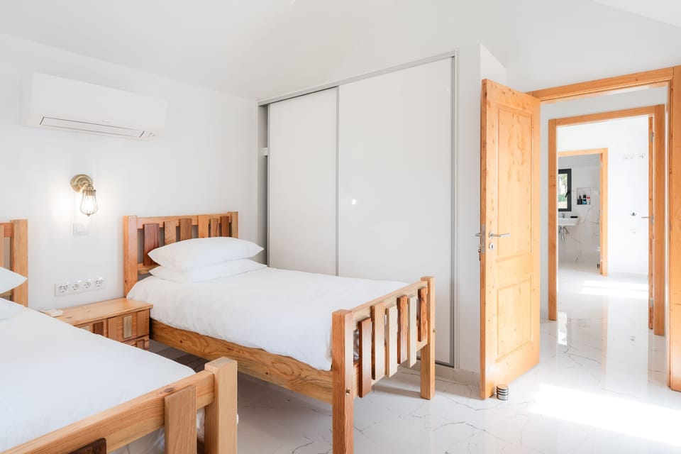 BEDROOM 2 WITH GENEROUS STORAGE SPACE