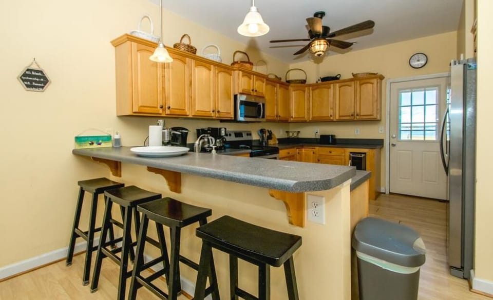 Kitchen with Eat-in Seating