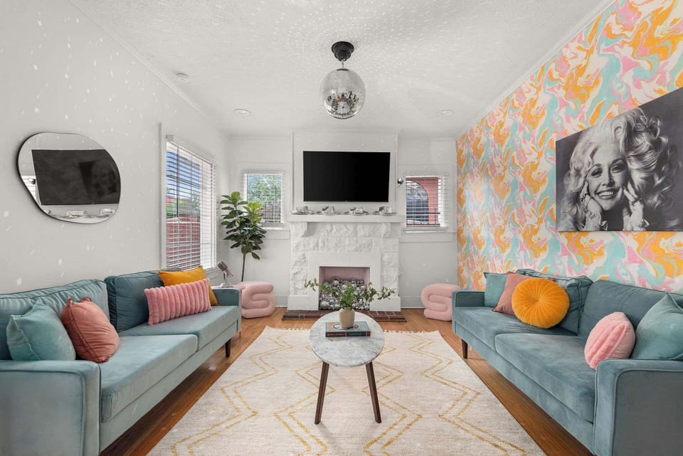 The Dolly House on Music Row is one of Nashville's top group accomodations.  Experience more out of your trip in this Dolly inspired creation!

STRP # 2023028004 