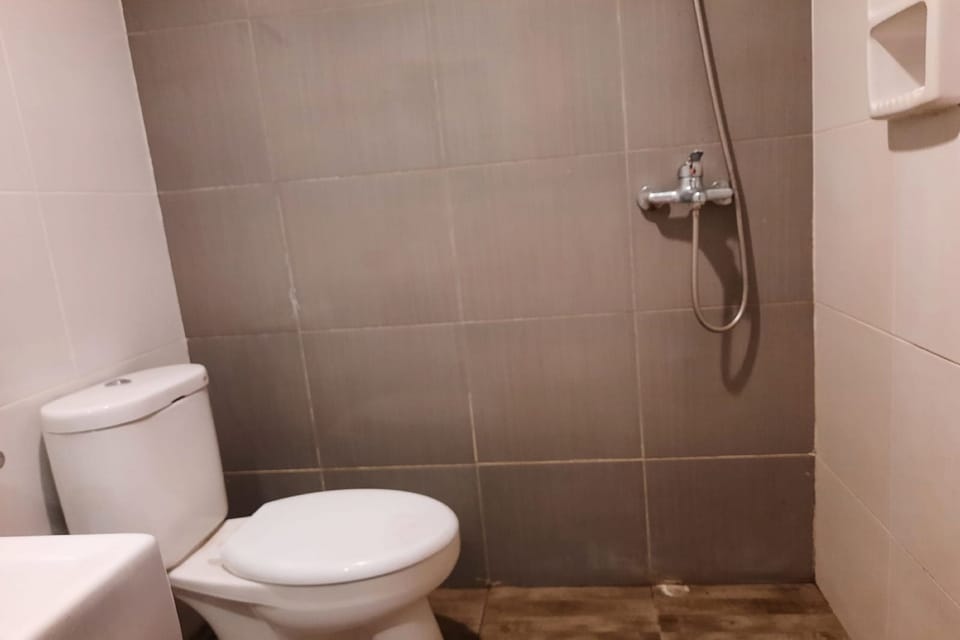Standard Twin Room | Bathroom | Shower, towels, soap