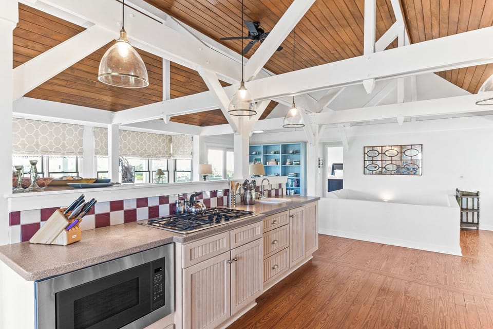 XL KITCHEN FOR LOT OF CHEFS