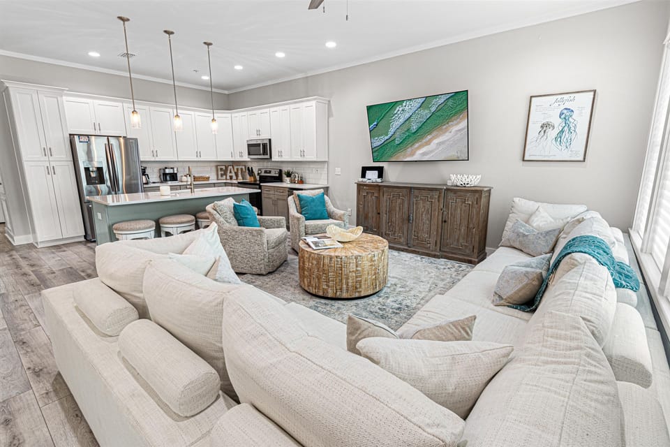 Seamless transitions and cozy moments – where the heart of the home extends from the living room through the kitchen.