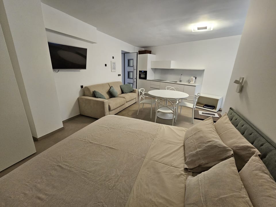 Family Studio | Egyptian cotton sheets, premium bedding, minibar, in-room safe