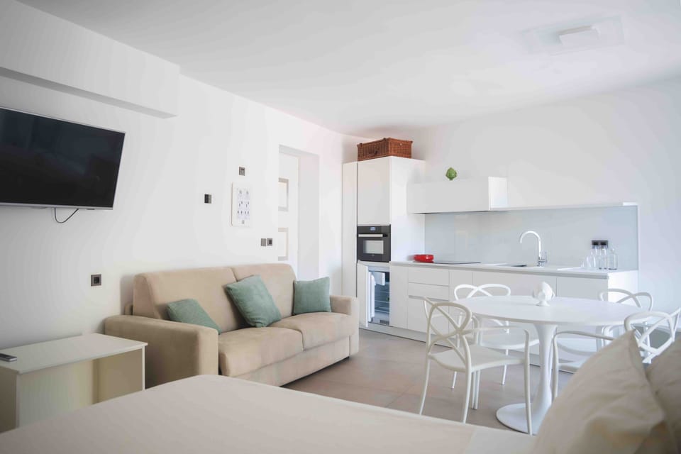 Family Studio | Egyptian cotton sheets, premium bedding, minibar, in-room safe