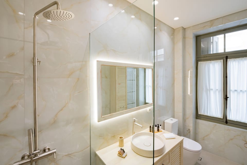 Deluxe Room | Bathroom | Shower, hair dryer, slippers, towels