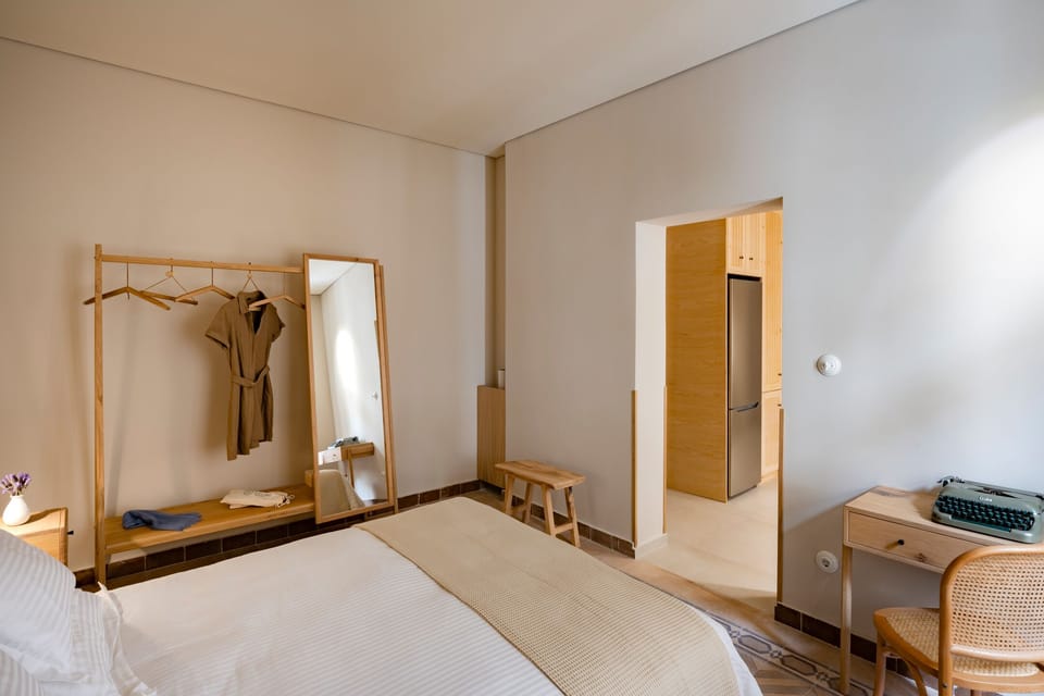 Deluxe Room | Minibar, in-room safe, iron/ironing board, free WiFi