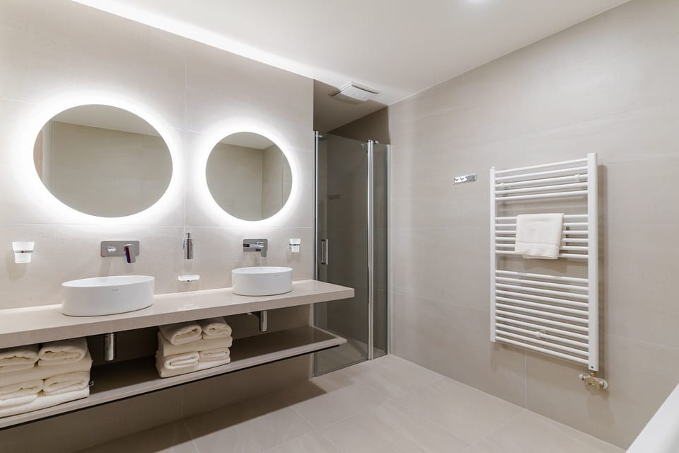 Premium Apartment | Bathroom | Shower, hair dryer, bathrobes, slippers