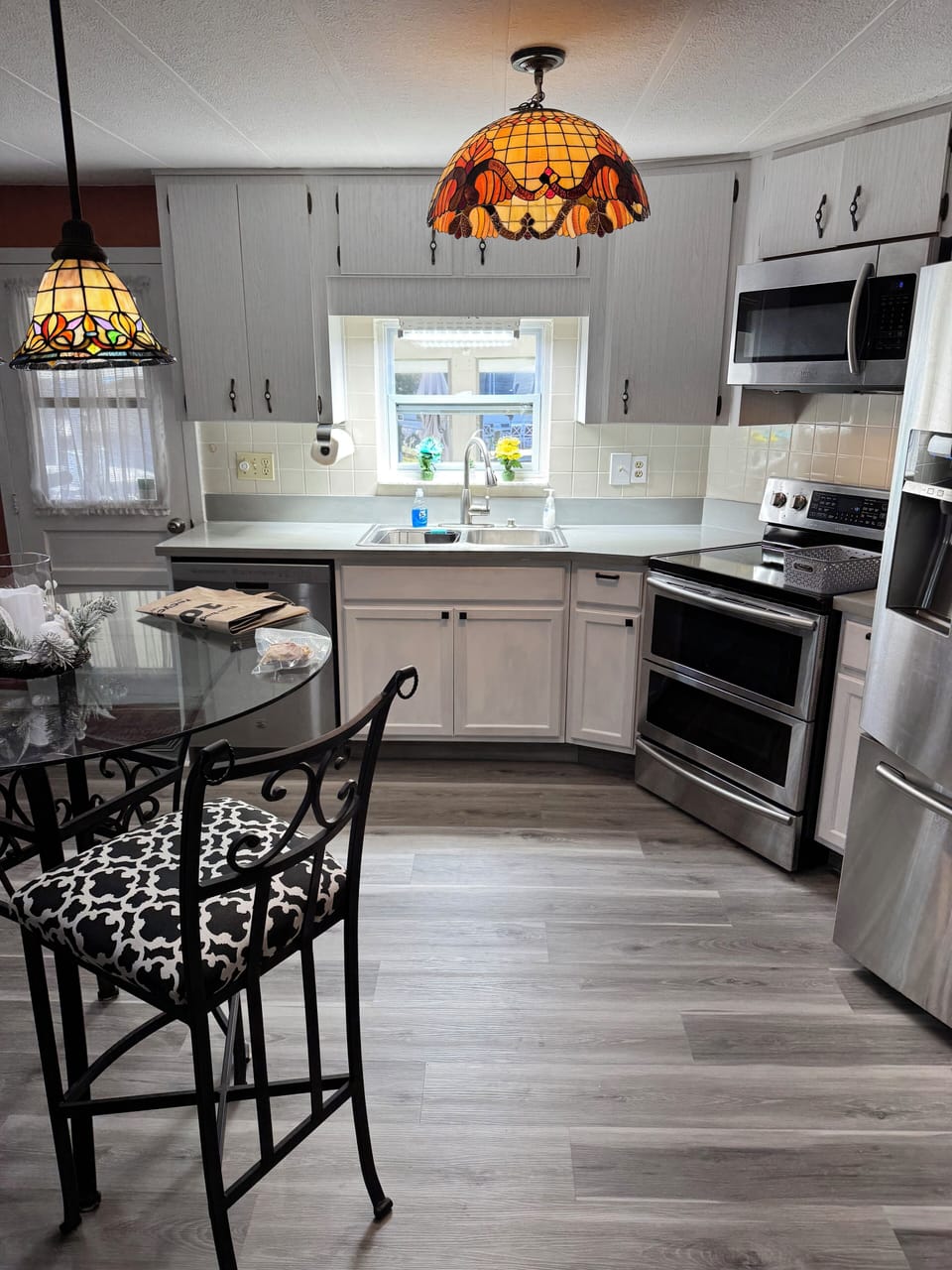 Kitchen and breakfast table