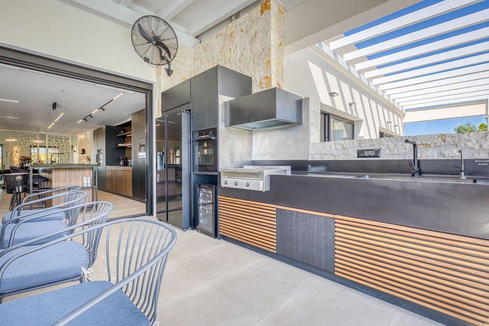 Balcony / Terrace / Patio, Building Exterior, Outdoor