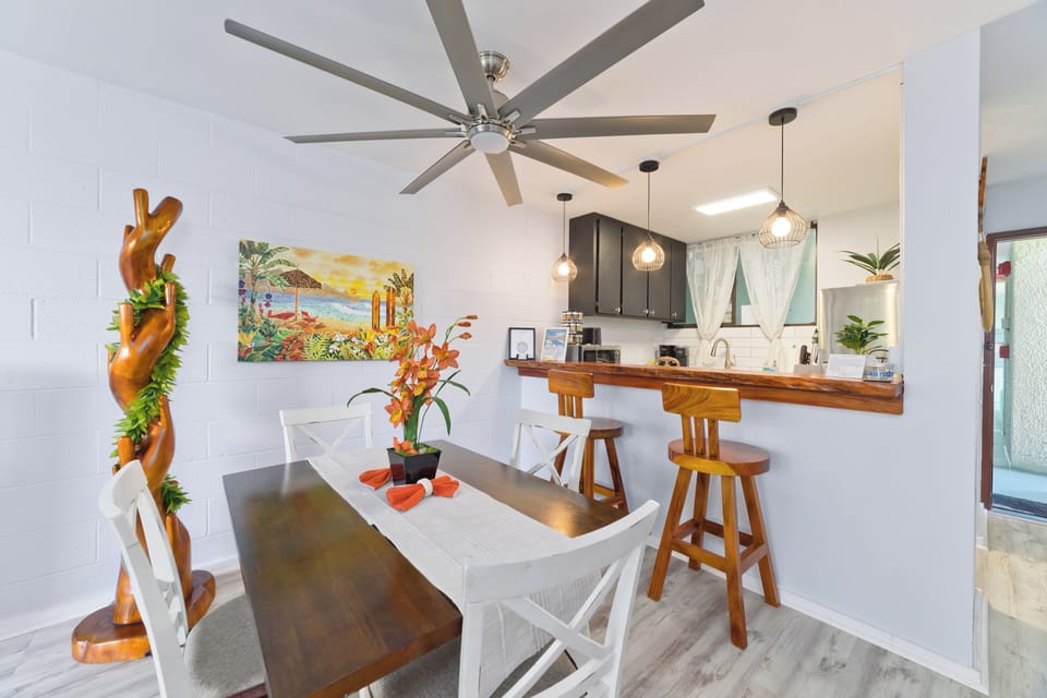 Dining area 
Mauna Loa Shores #201
