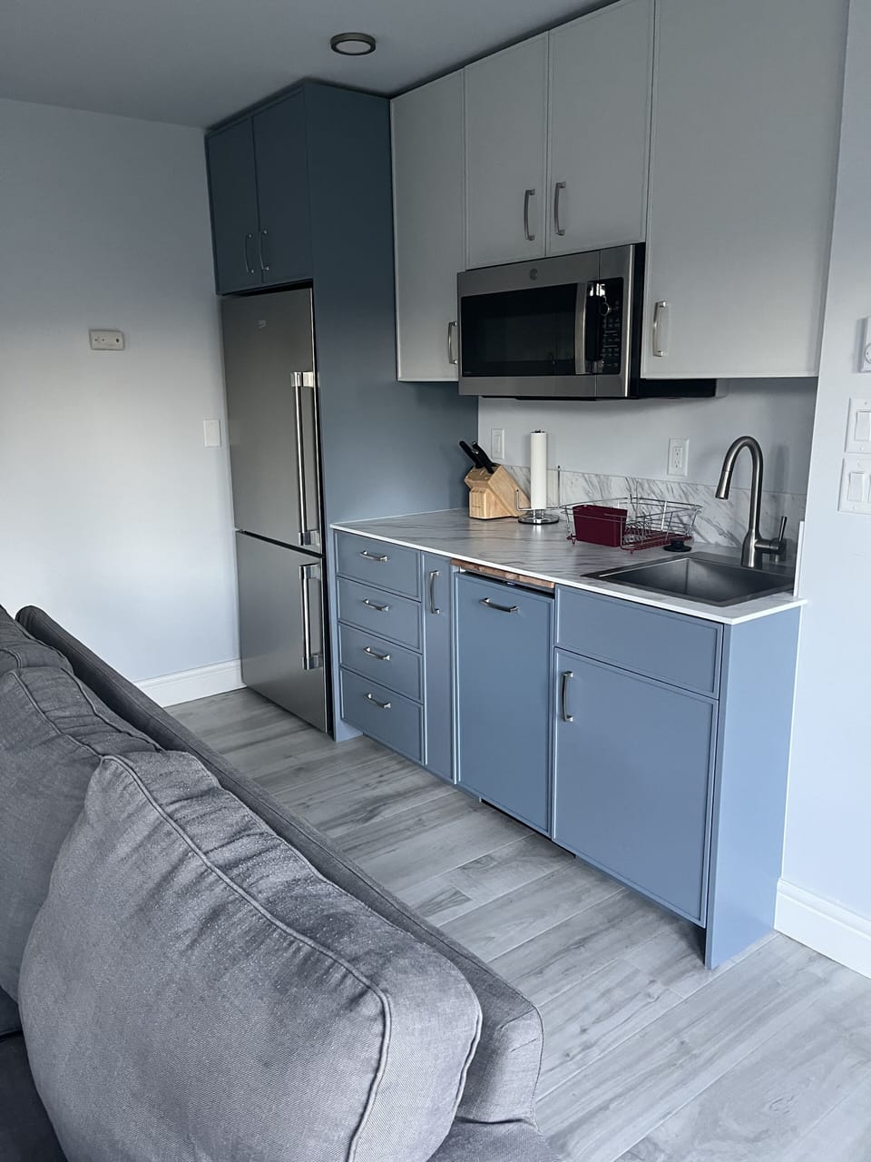 Dishwasher, fridge and freezer, microwave, convection oven, 1 induction cooktop.