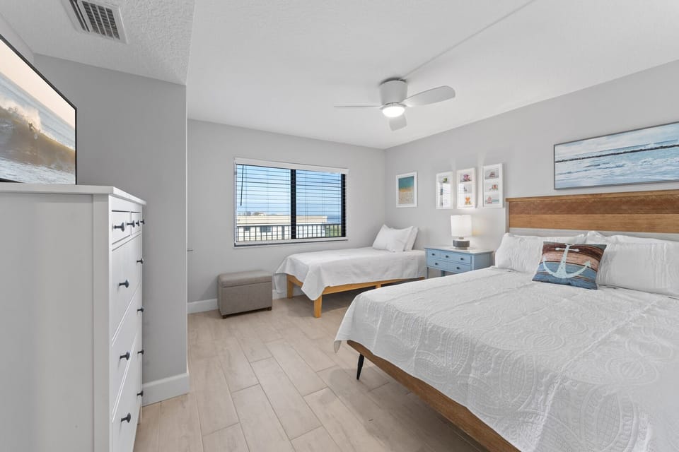 Guest bedroom with a queen and twin bed- perfect for extra guests