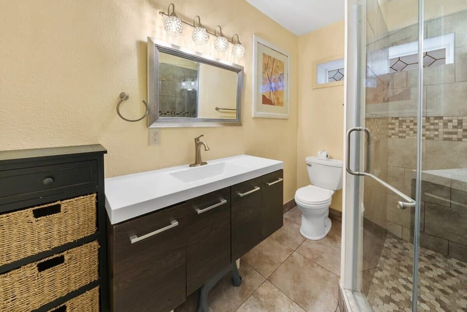 Full Bathroom 1