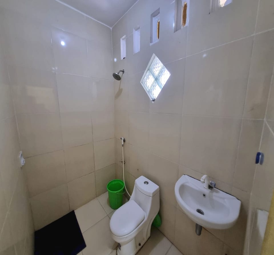 Standard Double Room | Bathroom | Shower, towels