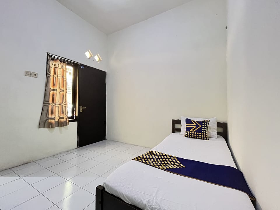 Basic Single Room | Desk, free WiFi, bed sheets