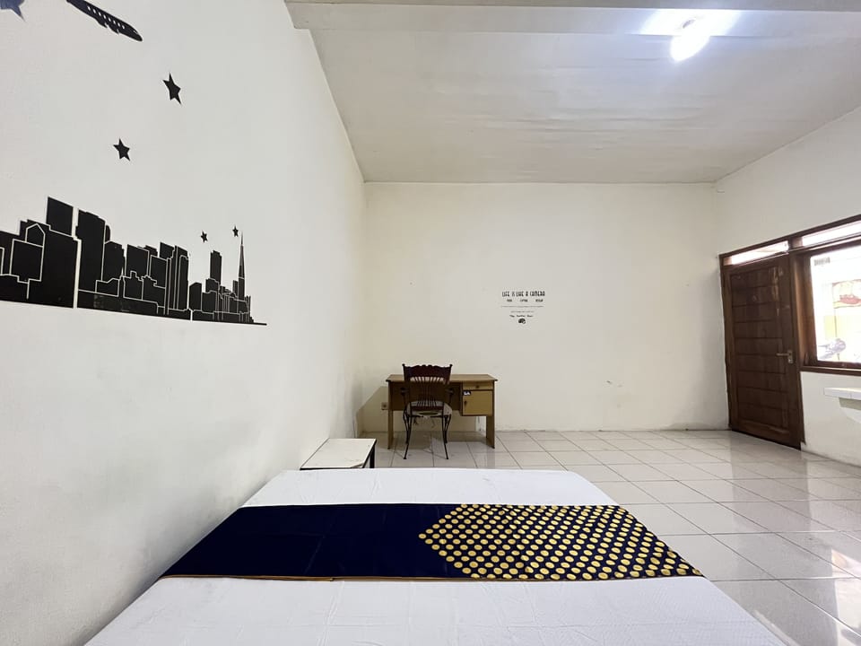 Basic Double Room | Desk, free WiFi, bed sheets