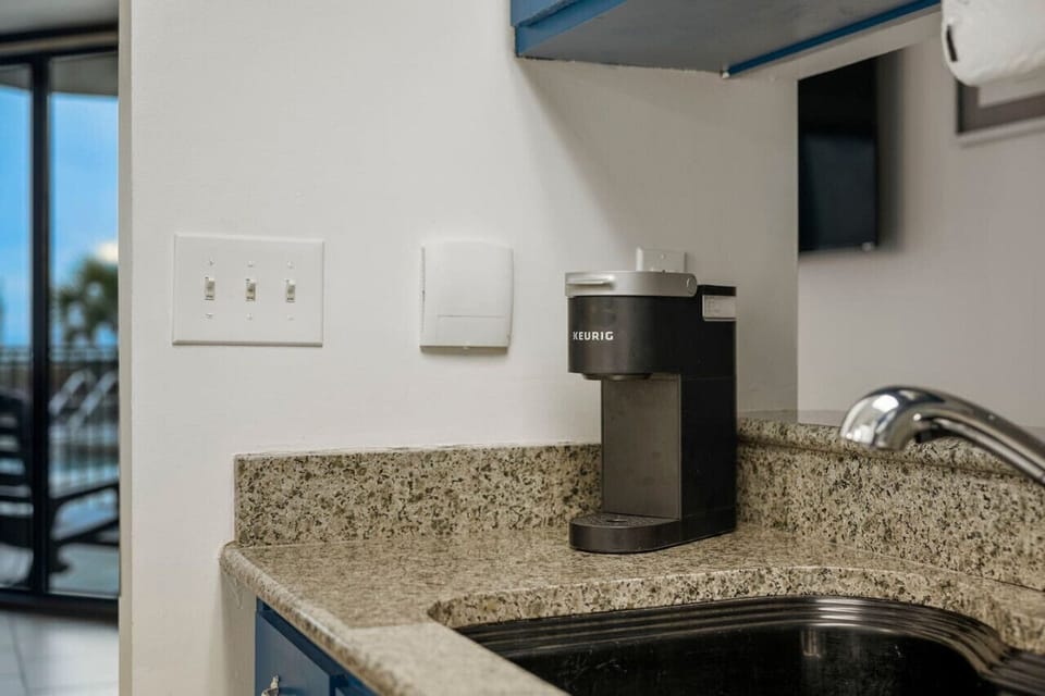 Well Equipped Kitchen with Keurig Machine!