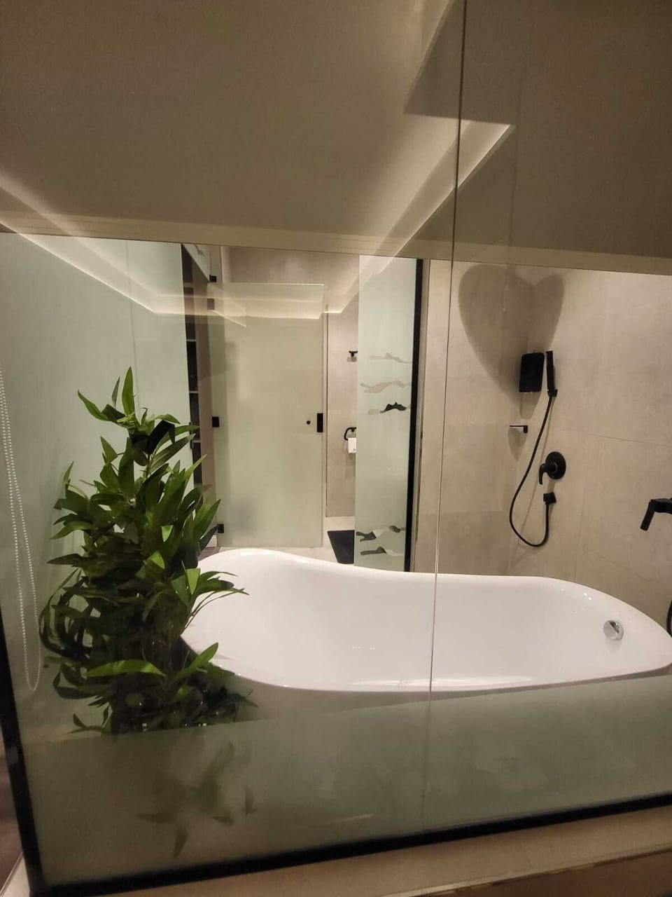 Deluxe Suite, 1 King Bed | Bathroom | Slippers