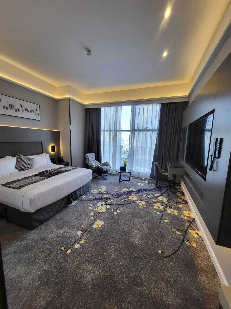Deluxe Room, 1 King Bed | In-room safe, soundproofing